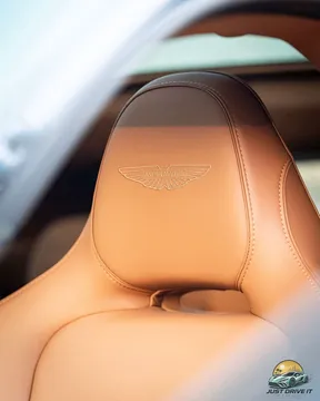 Aston Martin DBX 2025