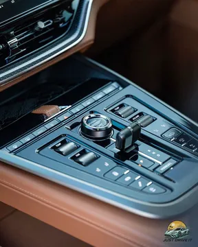 Aston Martin DBX 2025