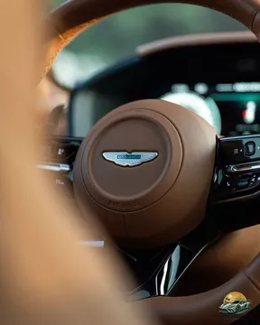 Aston Martin DBX 2025