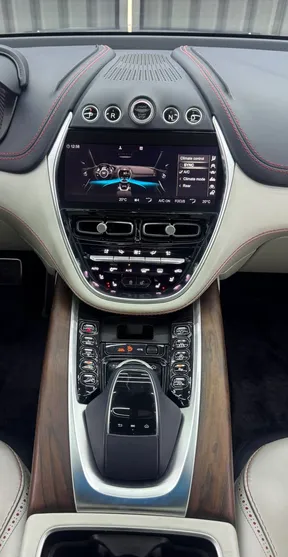 Aston Martin DBX 2021