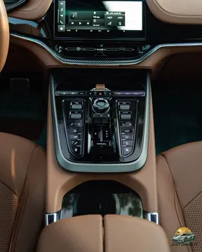 Aston Martin DBX 2025