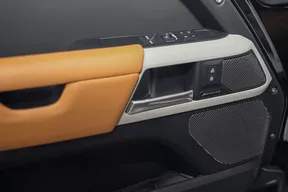 Land Rover Defender 2024