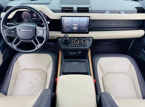 Land Rover Defender 2023