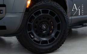 Land Rover Defender Octa 2025