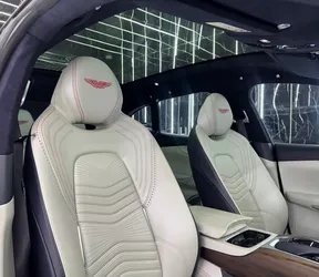 Aston Martin DBX 2021
