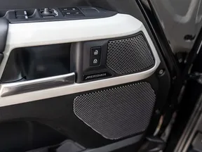 Land Rover Defender 110 2023
