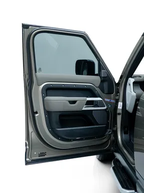 Land Rover Defender 110 2021