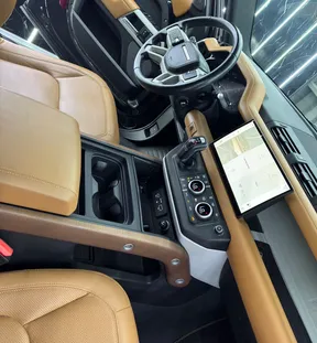 Land Rover Defender 2023