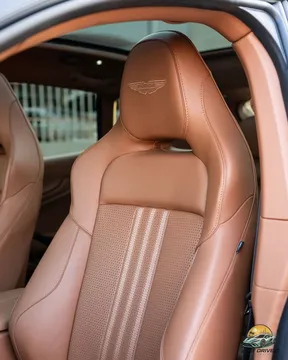 Aston Martin DBX 2025