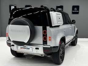 Land Rover Defender 2024