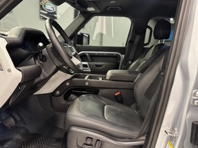 Land Rover Defender 2024