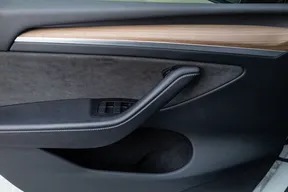Tesla Model Y Long Range 2024