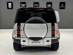 Land Rover Defender 2024