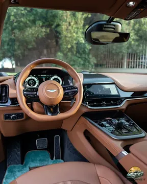 Aston Martin DBX 2025
