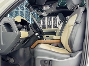 Land Rover Defender 2023