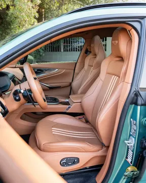 Aston Martin DBX 2025