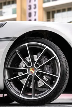 Porsche 911 Carrera 4 GTS 2024