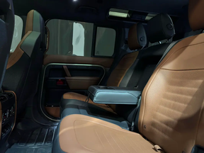 Land Rover Defender Octa 2025